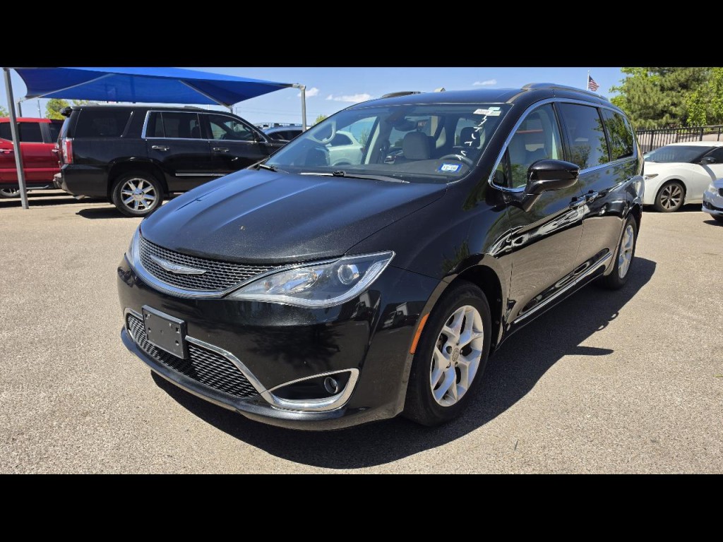 2017 Chrysler Pacifica Image 1