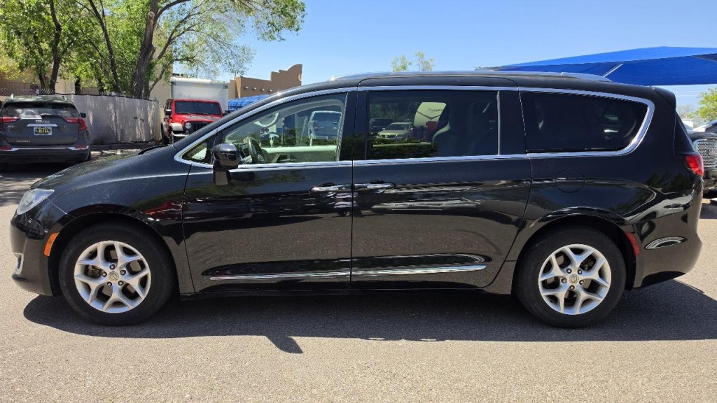 2017 Chrysler Pacifica Image 2