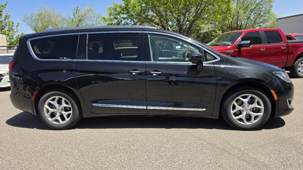 2017 Chrysler Pacifica Image 4