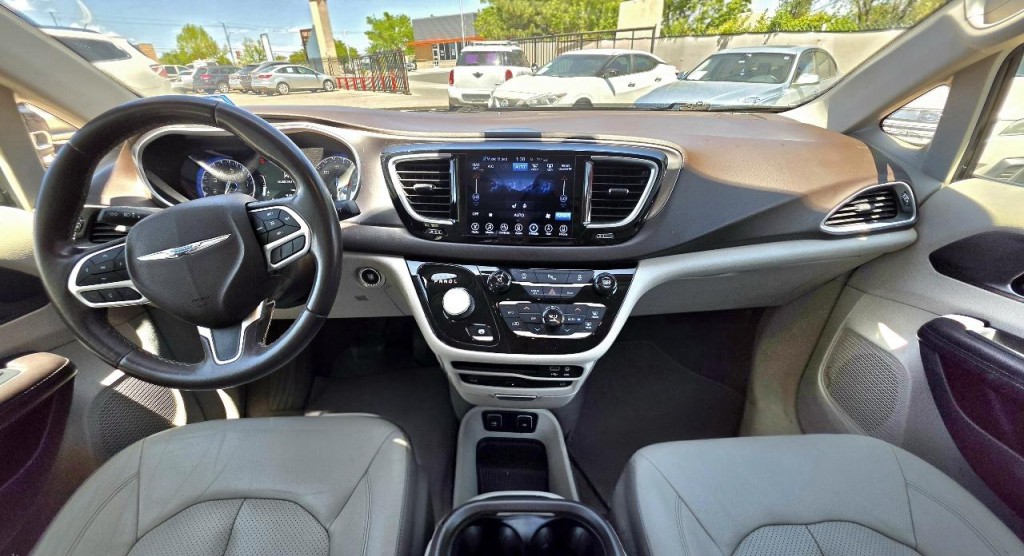 2017 Chrysler Pacifica Image 8