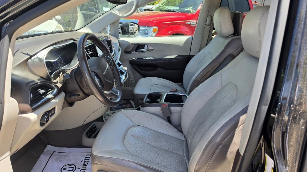 2017 Chrysler Pacifica Image 9