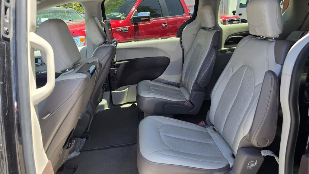 2017 Chrysler Pacifica Image 10