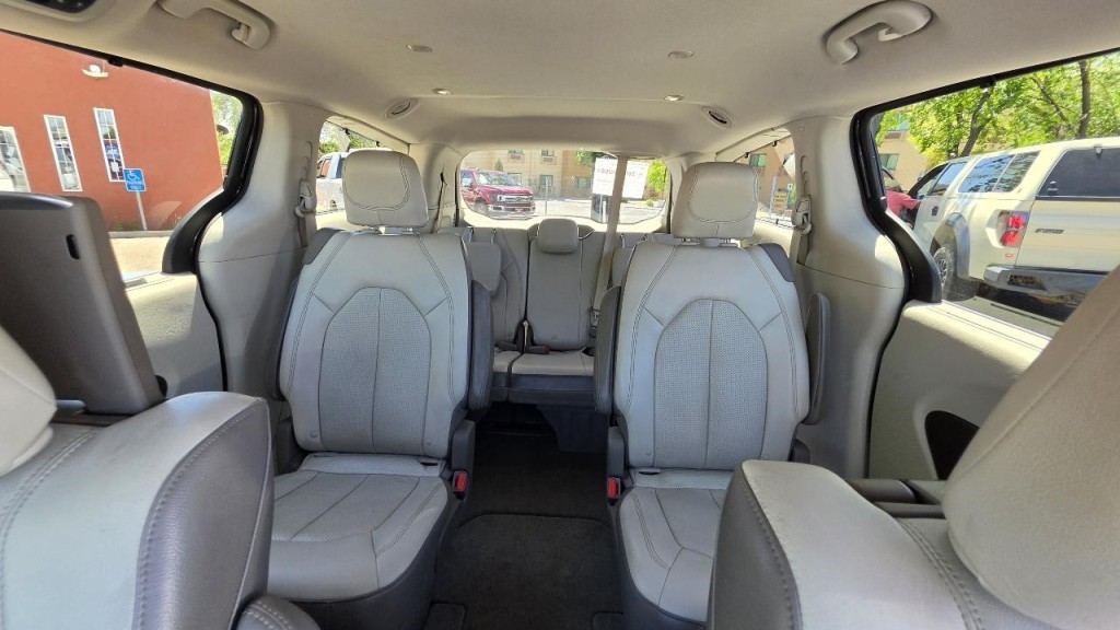 2017 Chrysler Pacifica Image 11