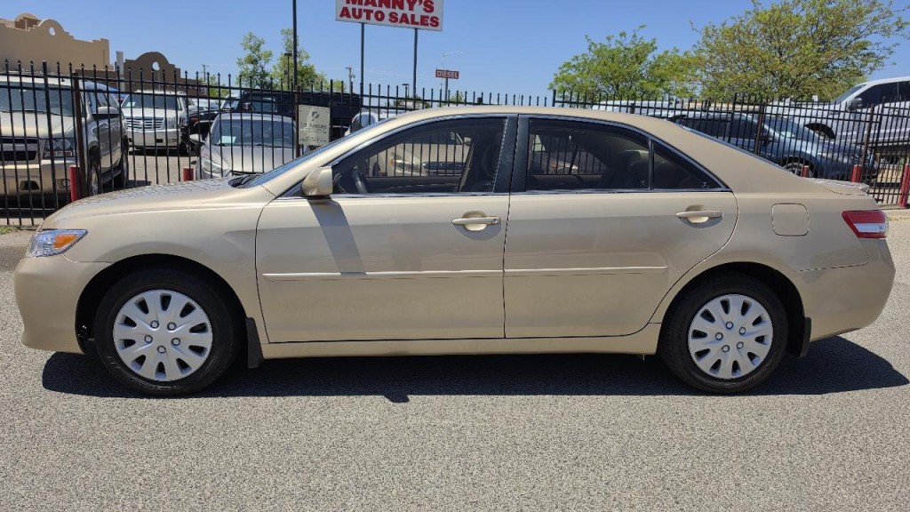 2010 Toyota Camry Image 2
