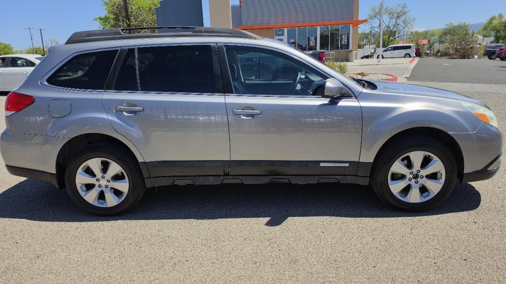 2010 Subaru Outback Image 4