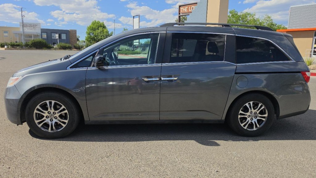2011 Honda Odyssey Image 2