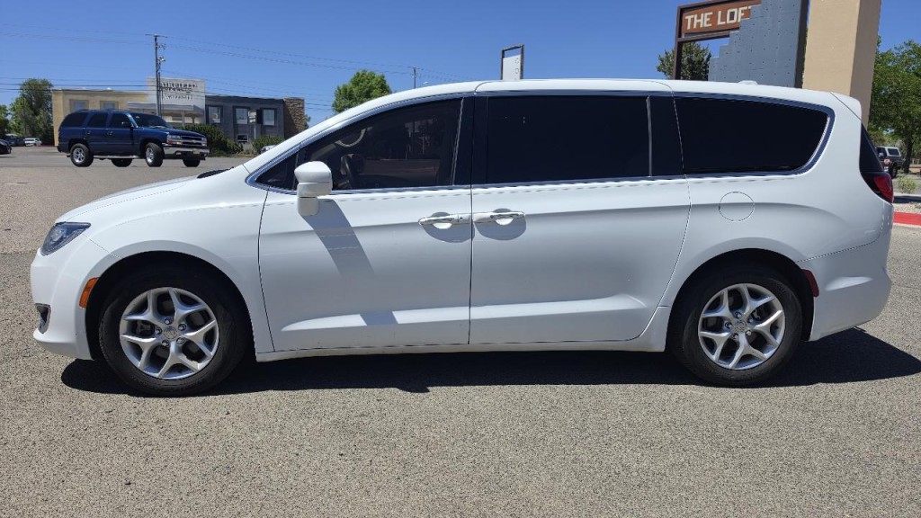 2018 Chrysler Pacifica Image 2