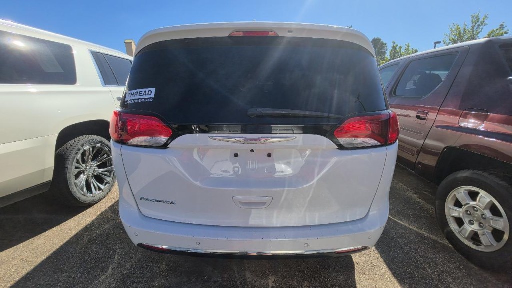 2018 Chrysler Pacifica Image 3