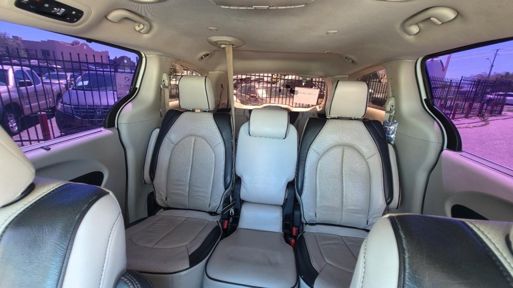 2018 Chrysler Pacifica Image 12