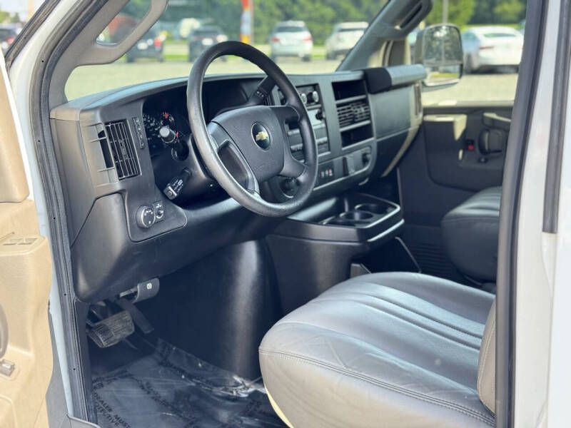 2019 Chevrolet Express Image 8