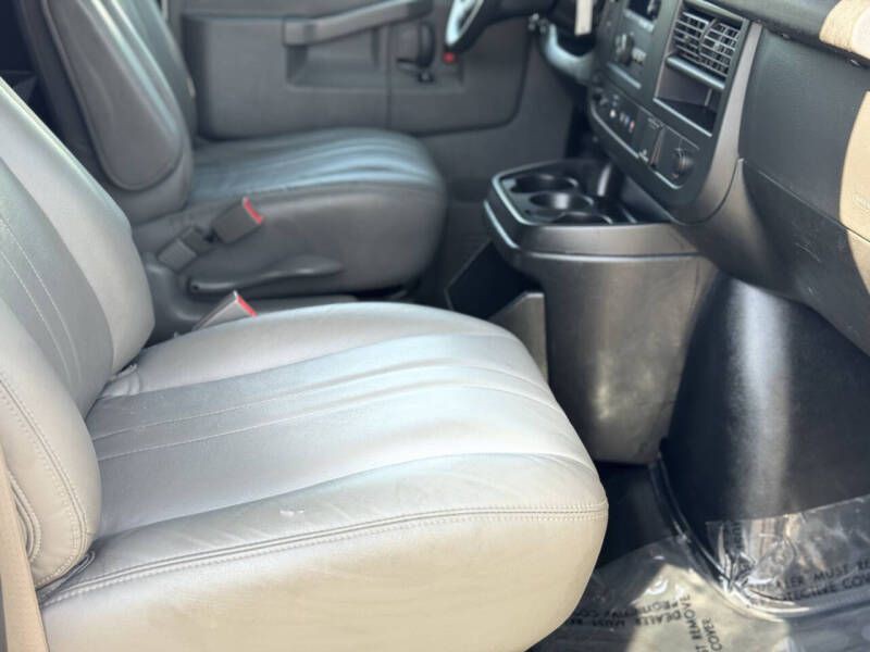 2019 Chevrolet Express Image 17