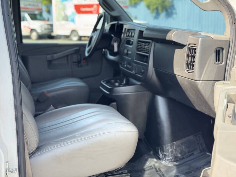2019 Chevrolet Express Image 18