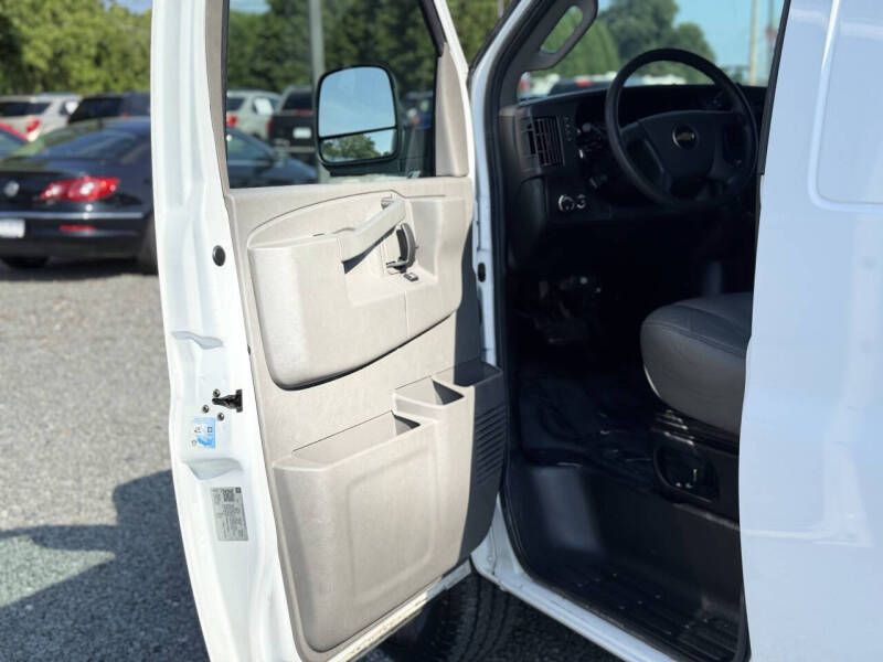 2019 Chevrolet Express Image 8