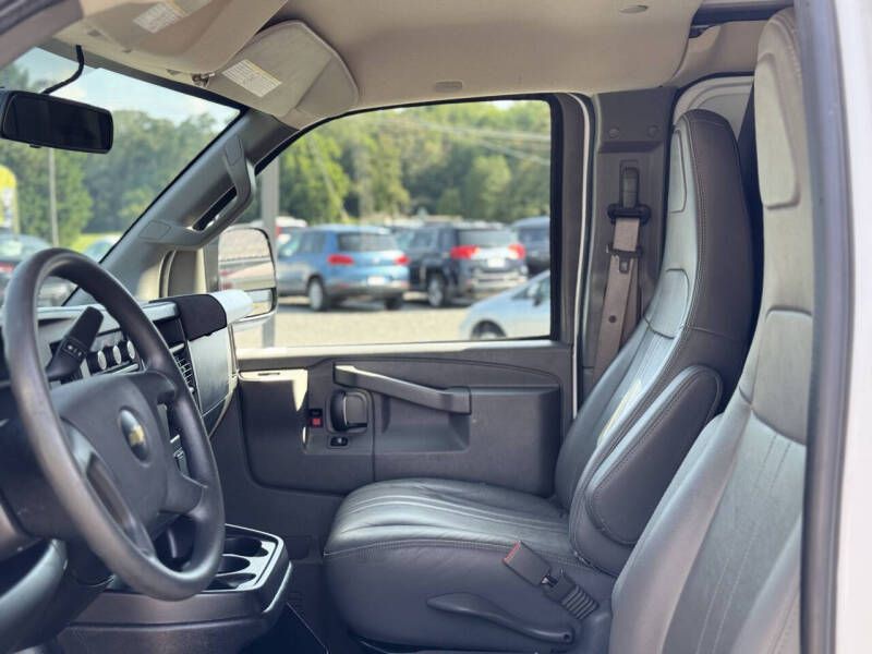 2019 Chevrolet Express Image 9
