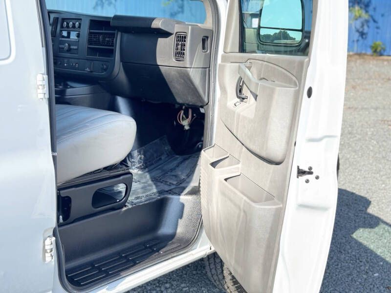 2019 Chevrolet Express Image 17