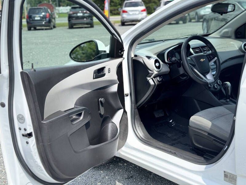 2017 Chevrolet Sonic Image 7