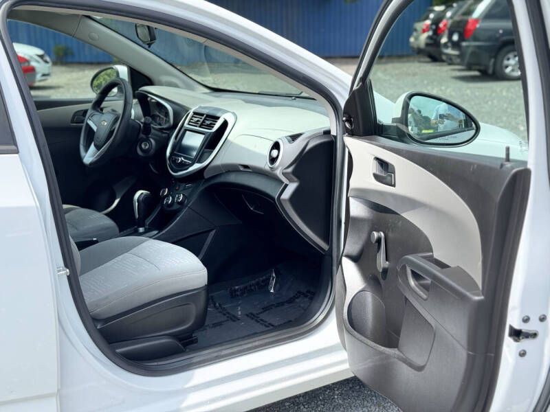 2017 Chevrolet Sonic Image 18