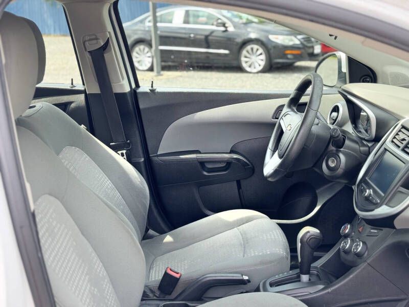 2017 Chevrolet Sonic Image 19