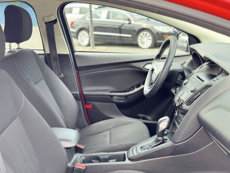 2016 Ford Focus Image 19