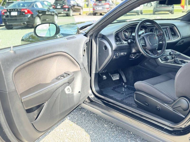 2015 Dodge Challenger Image 9