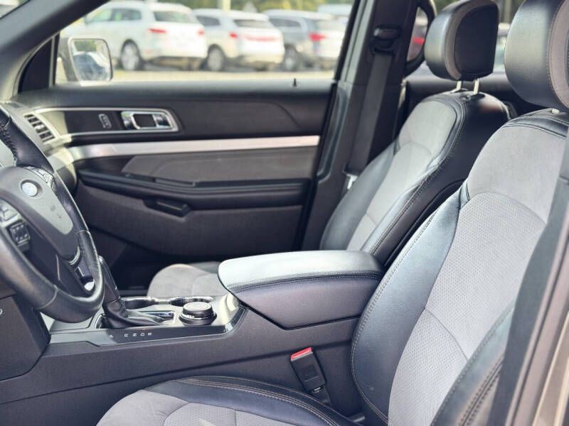 2017 Ford Explorer Image 9