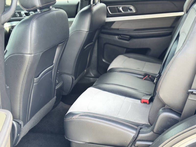 2017 Ford Explorer Image 14