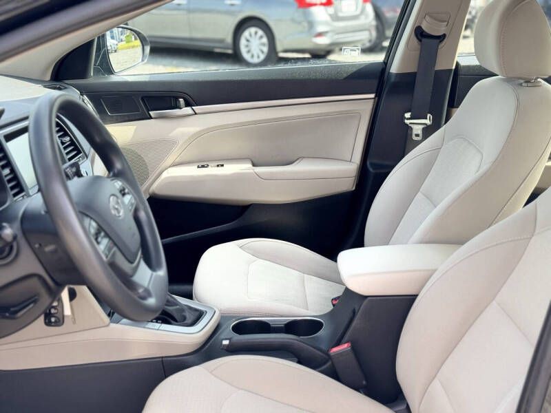 2017 Hyundai Elantra Image 8