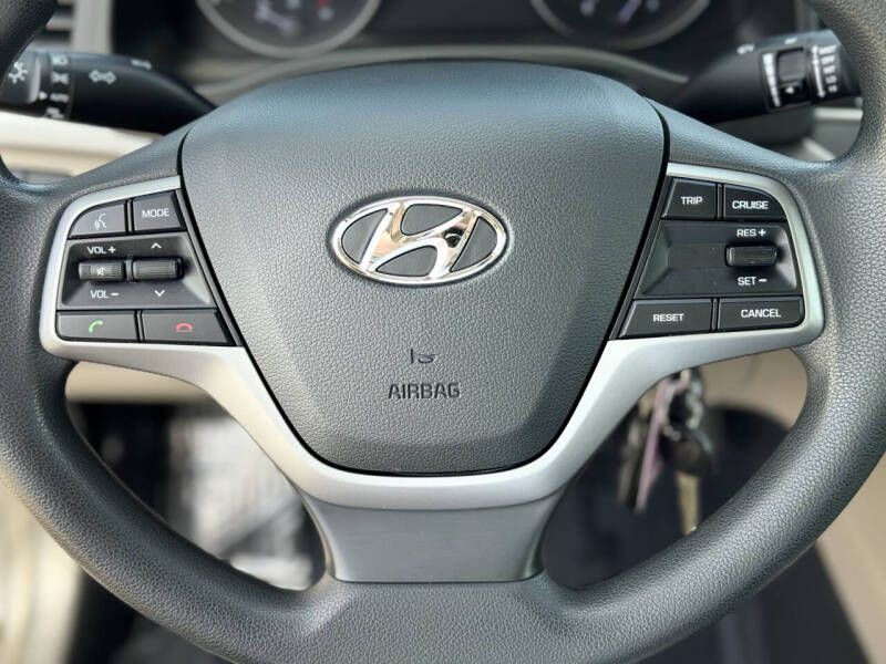 2017 Hyundai Elantra Image 9