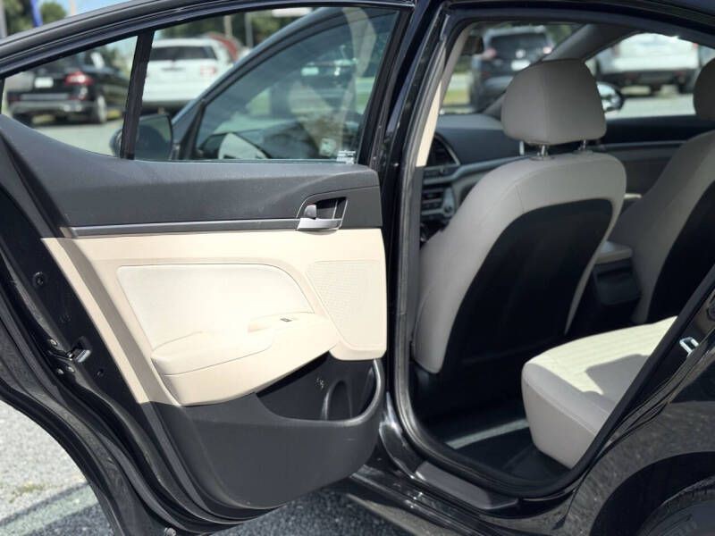 2017 Hyundai Elantra Image 12
