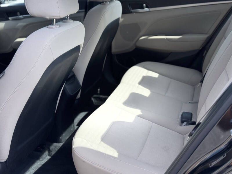 2017 Hyundai Elantra Image 13