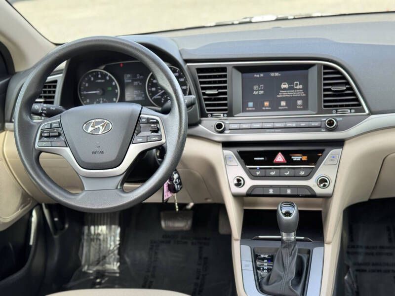 2017 Hyundai Elantra Image 14