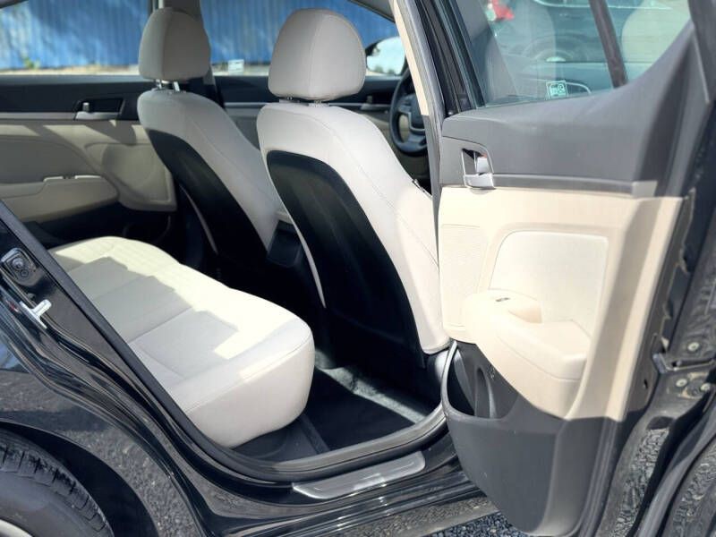 2017 Hyundai Elantra Image 16
