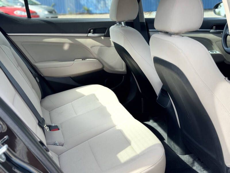 2017 Hyundai Elantra Image 17