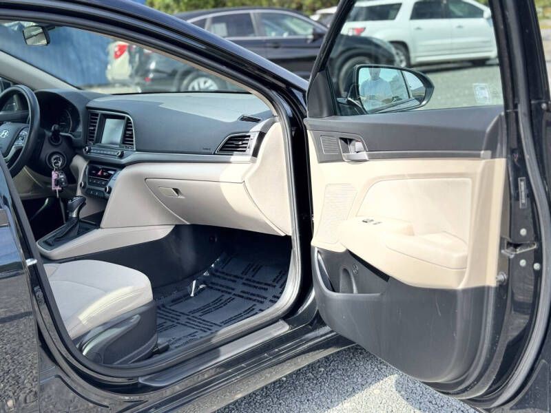 2017 Hyundai Elantra Image 18