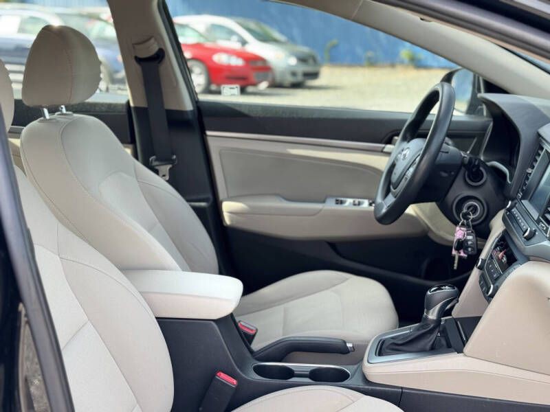 2017 Hyundai Elantra Image 19