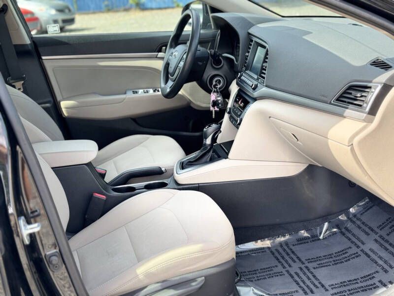 2017 Hyundai Elantra Image 20