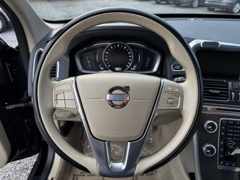 2015 Volvo XC60 Image 9