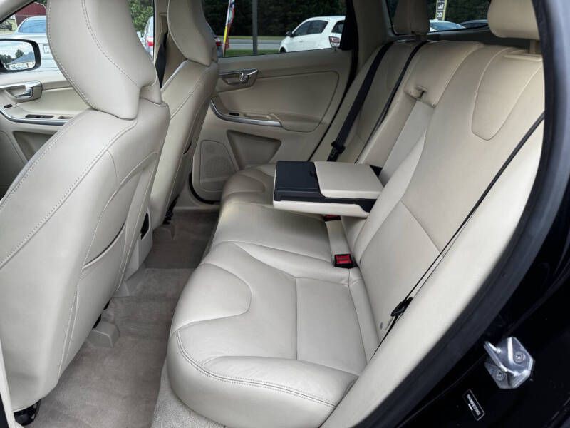 2015 Volvo XC60 Image 13