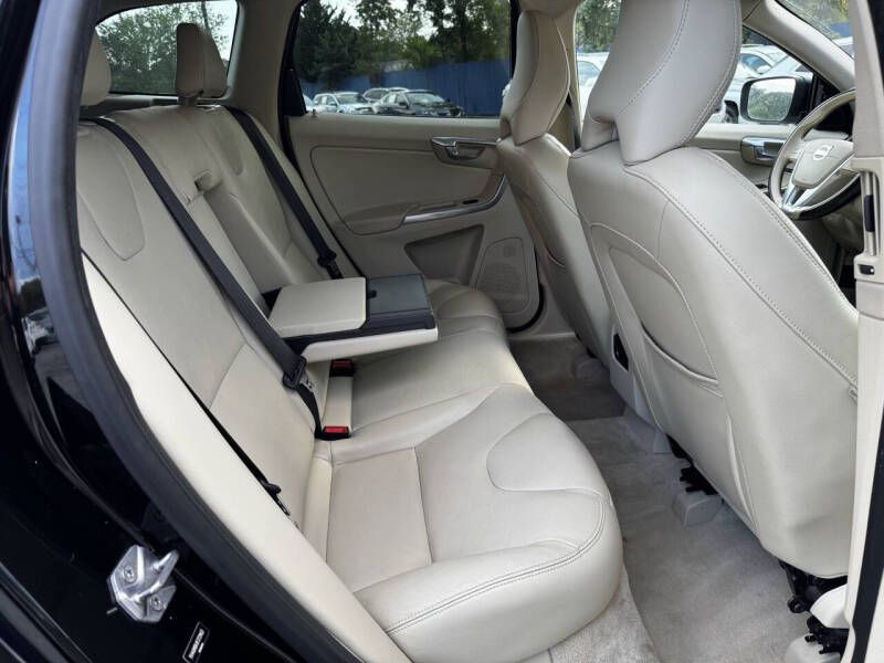 2015 Volvo XC60 Image 18