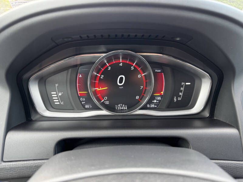 2016 Volvo XC60 Image 10