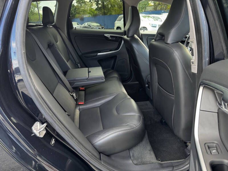 2016 Volvo XC60 Image 18