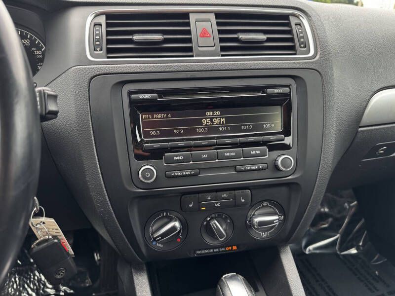 2013 Volkswagen Jetta Image 11