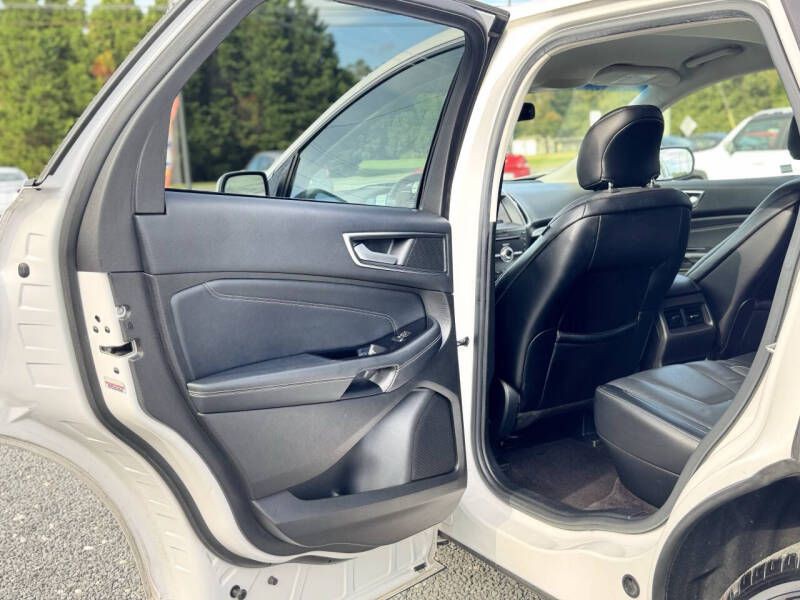 2017 Ford Edge Image 12