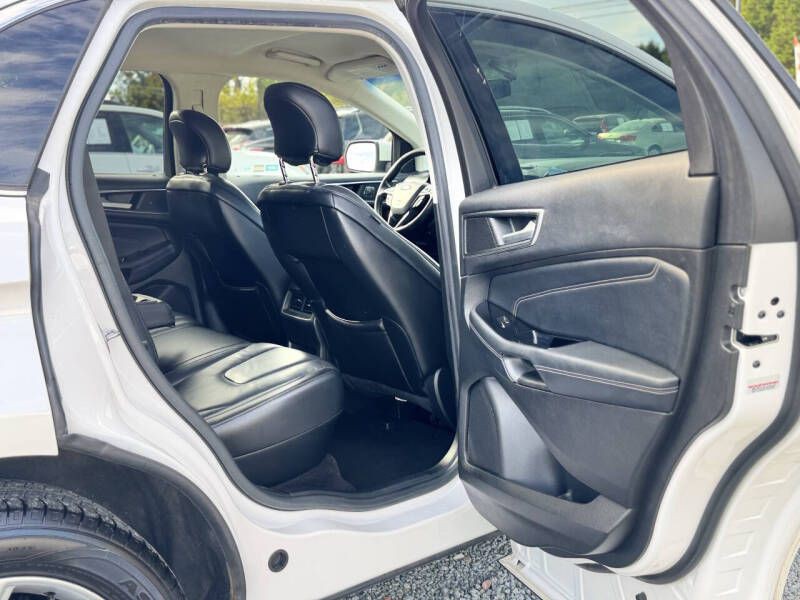 2017 Ford Edge Image 16