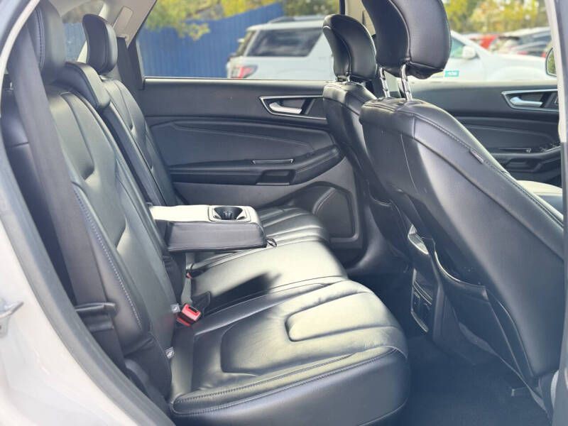2017 Ford Edge Image 17