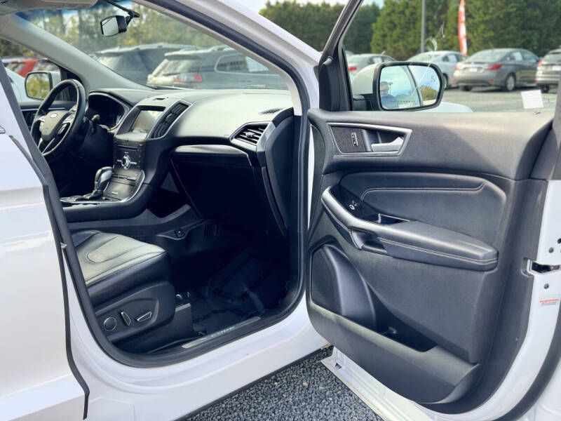 2017 Ford Edge Image 18