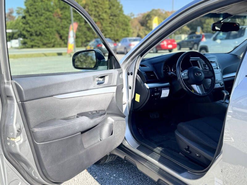 2011 Subaru Outback Image 8