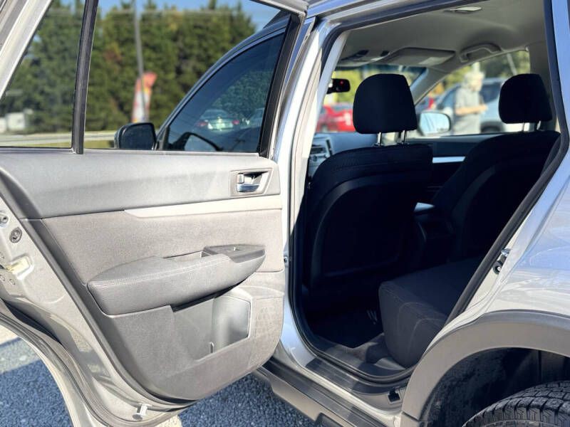 2011 Subaru Outback Image 12