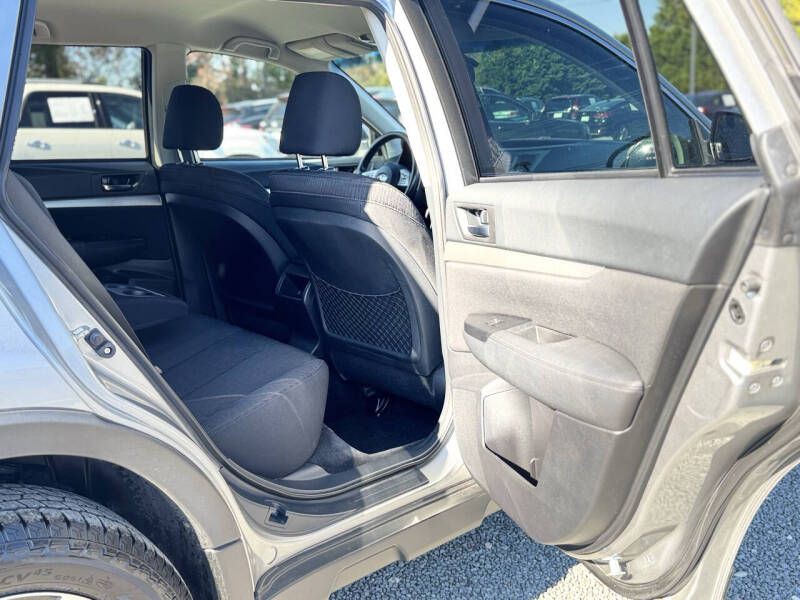 2011 Subaru Outback Image 16