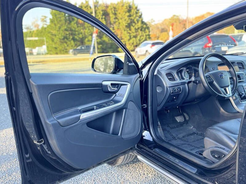 2017 Volvo V60 Image 8